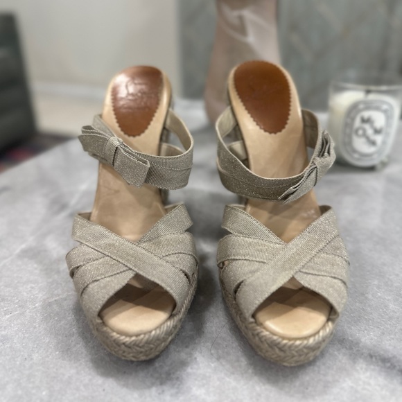 Christian Louboutin Delfin grosgrain/calfskin wedge espadrille in nude gold 38 - Picture 3 of 4